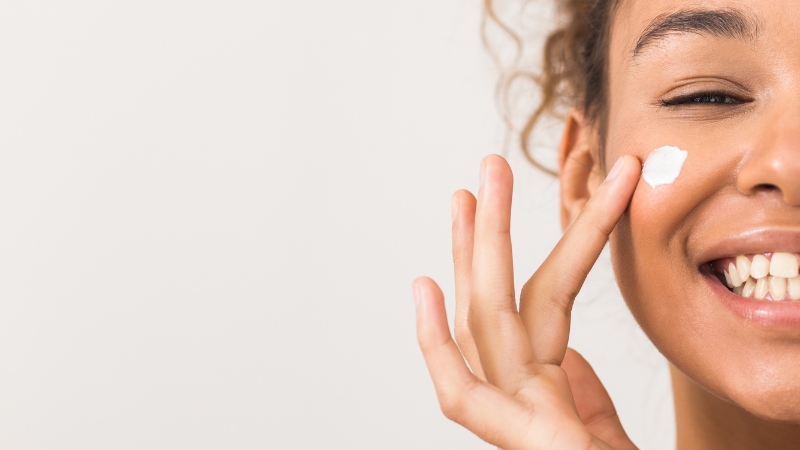 שגרת טיפוח לעור עם כתמי שמש – מה באמת עובד?